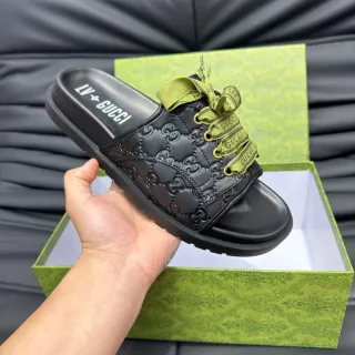 Gucci एमबॉस्ड GG Monogram रिबन लेस-अप काला स्लिपर्स