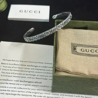 Bracelete de pulso aberto Gucci floral e G entrelaçado gravado em prata