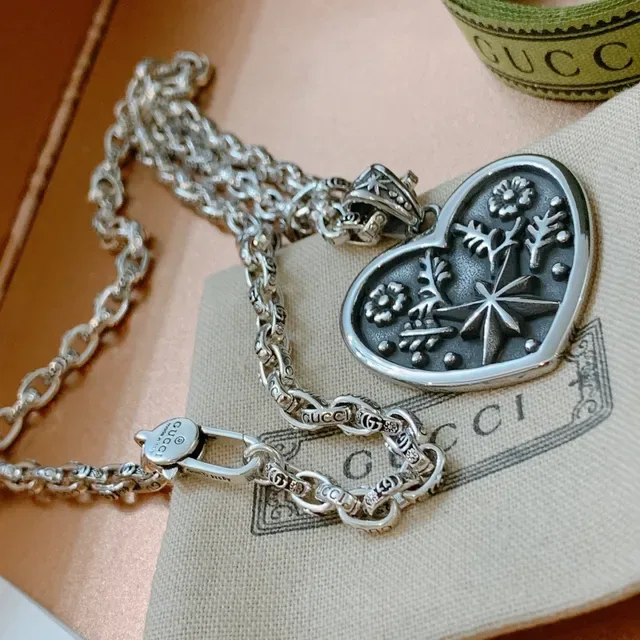 Gucci Floral Heart Pendant Silver-Toned Necklace 3