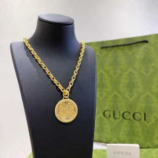 Collier à chaîne Gucci GG motif de pièce en ton doré