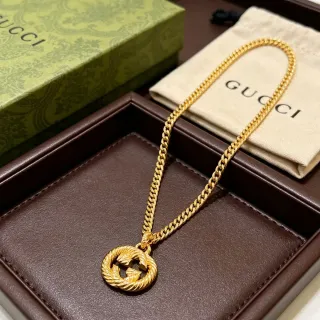 Gucci GG Marmont قلادة سلسلة كيرب ذهبية مع قلادة G متشابكة