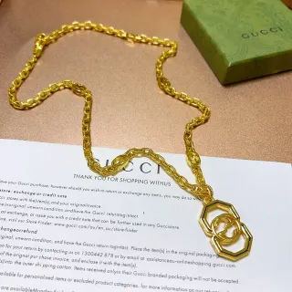 Gucci GG Marmont قلادة ذهبية بنمط ذهبي مع G متشابكة ثماني الأضلاع