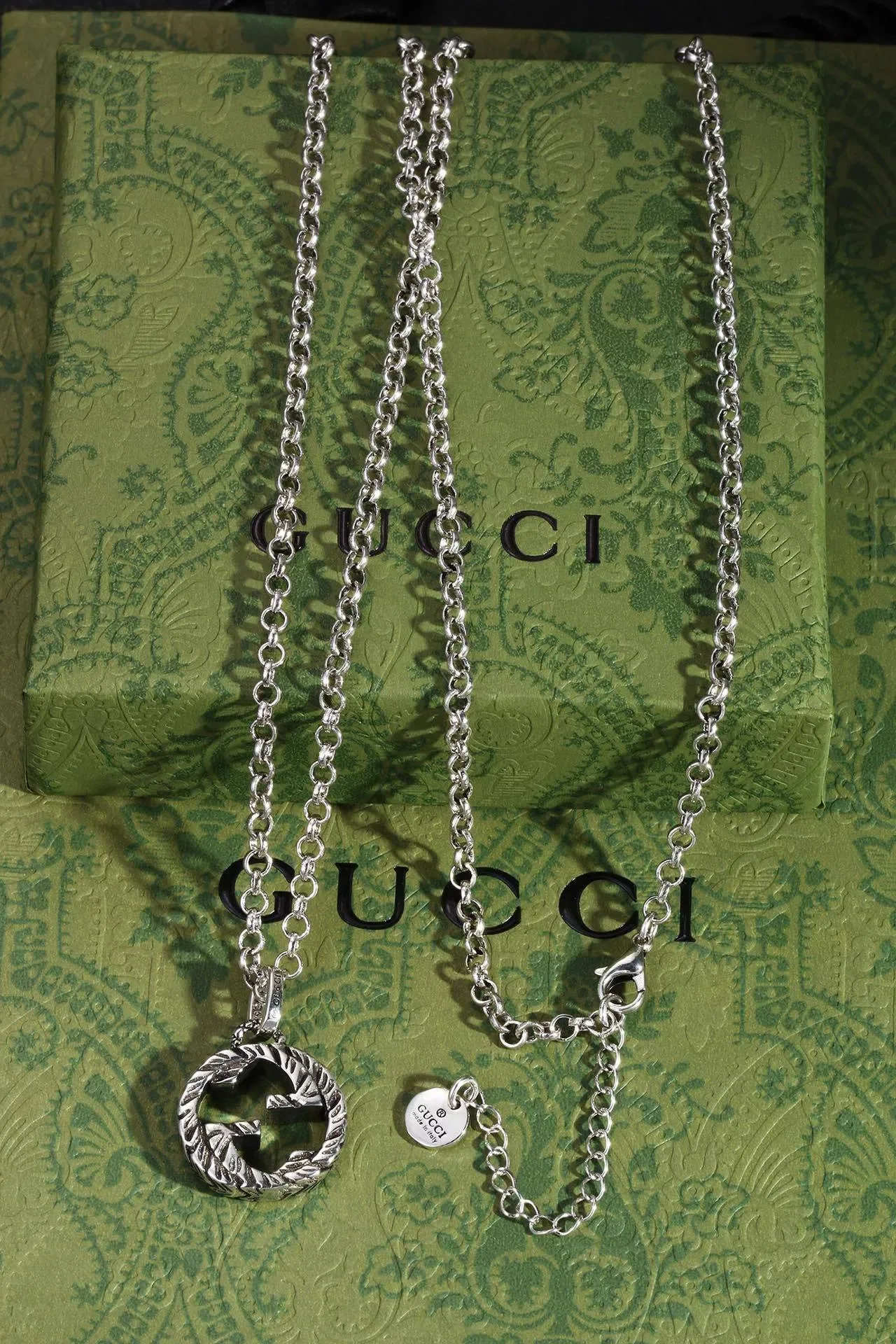 Gucci GG Marmont Silver Double-G Interlocking Pendant Textured Laurel Wreath Border Necklace 2