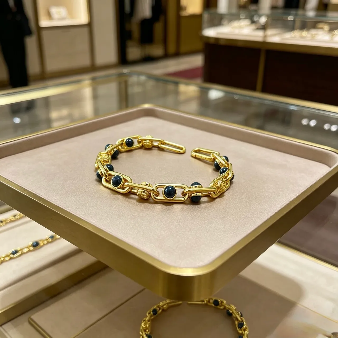 Gucci Bracelet Chaîne Link Noire Épaisse de Métal Doré 7