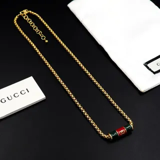 Gucci गोल्ड ग्रीन कर्ब चेन इनेमल सिलेंडर पेंडेंट नेकलेस