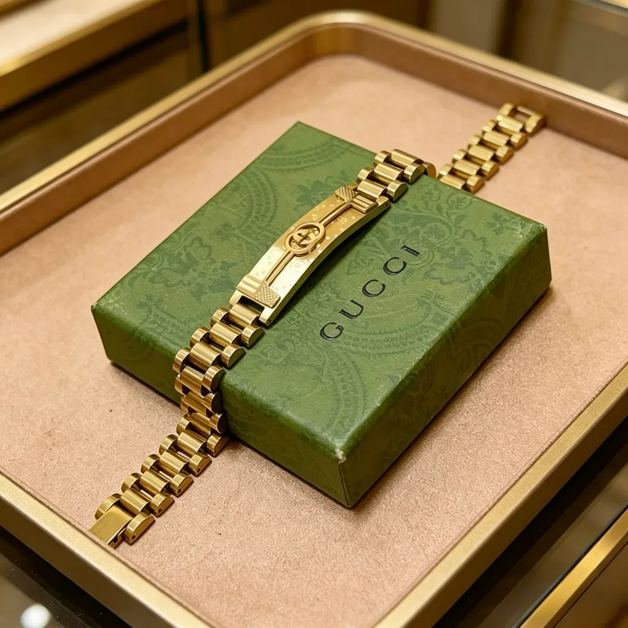 Gucci Gold Metal Interlocking G Logo Clasp Bracelet 2