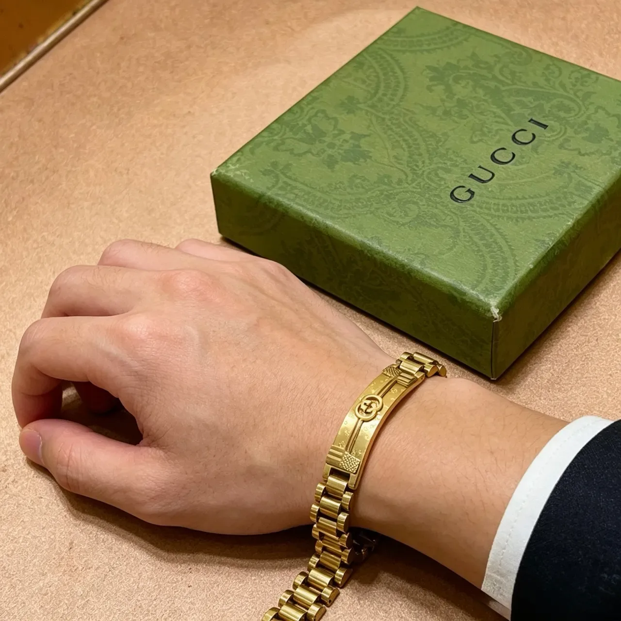 Gucci Gold Metal Interlocking G Logo Clasp Bracelet 3
