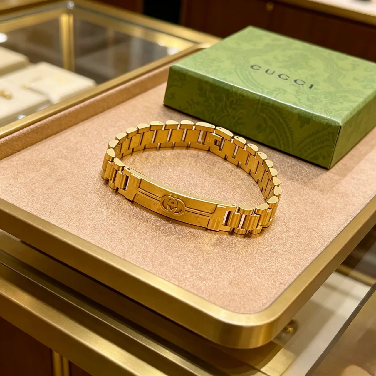 Gucci Gold Metal Interlocking G Logo Clasp Bracelet 4