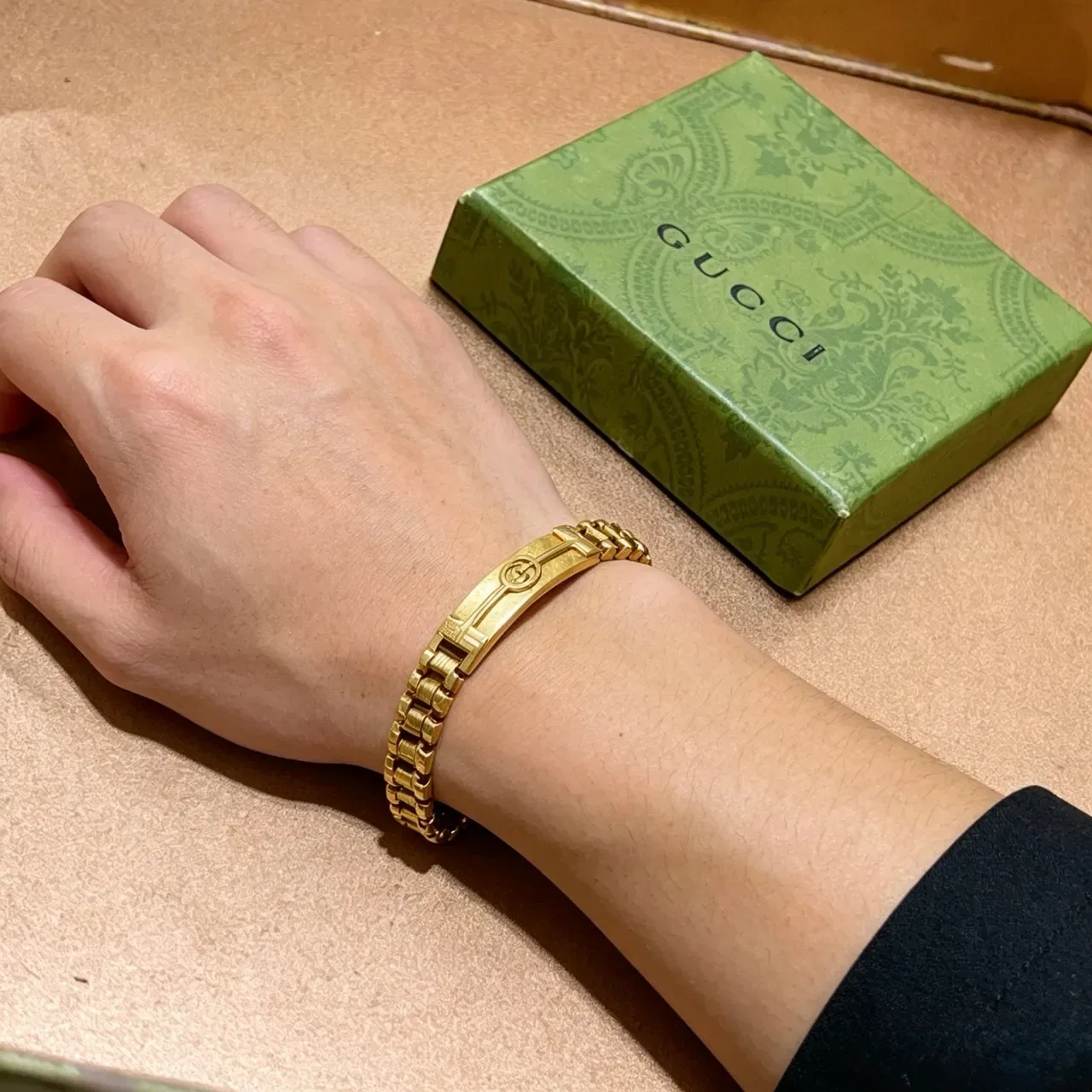 Gucci Gold Metal Interlocking G Logo Clasp Bracelet 5