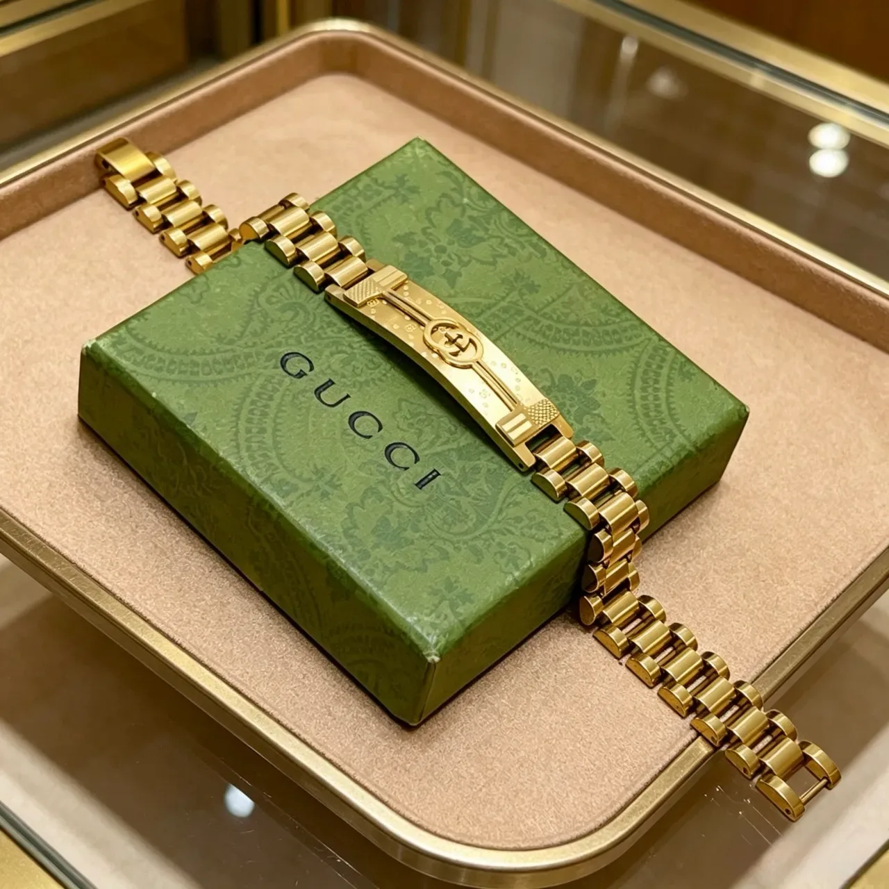 Gucci Gold Metal Interlocking G Logo Clasp Bracelet 6