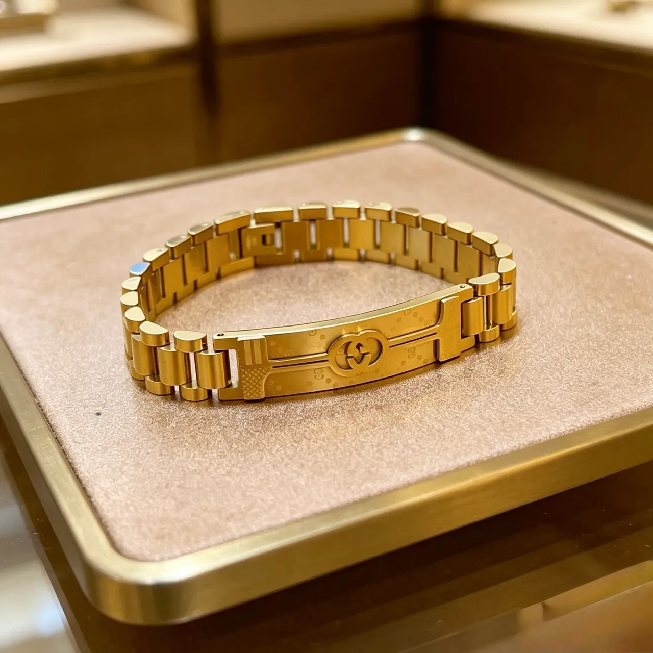 Gucci Gold Metal Interlocking G Logo Clasp Bracelet 7