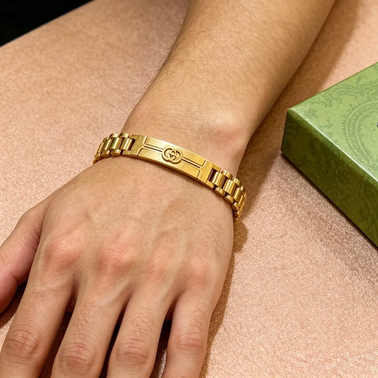 Gucci Gold Metal Interlocking G Logo Clasp Bracelet 8