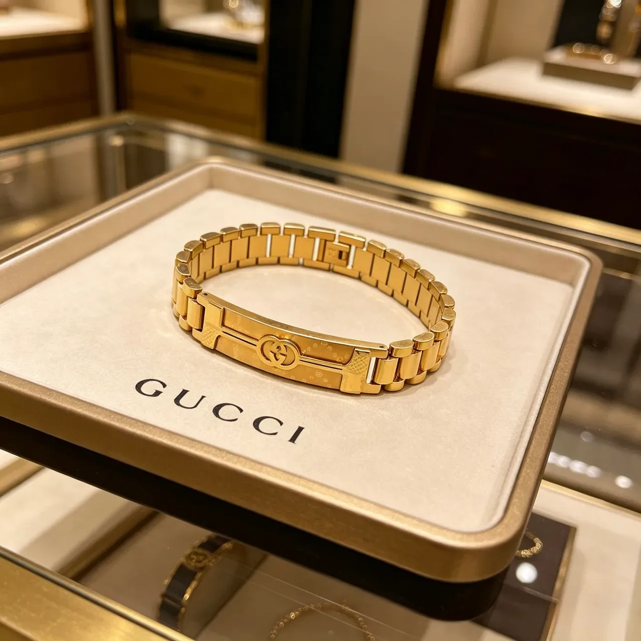 Gucci Gold Metal Interlocking G Logo Clasp Bracelet 9