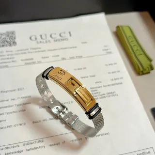 Gucci pulsera de malla plateada con cierre tono dorado