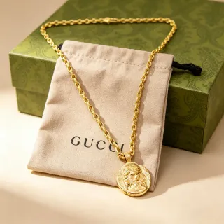 Gucci 镀金胸章吊坠项链