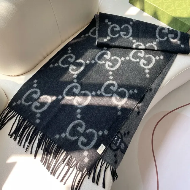 Gucci Écharpe en cachemire gris noir avec motif abstrait texturé 6