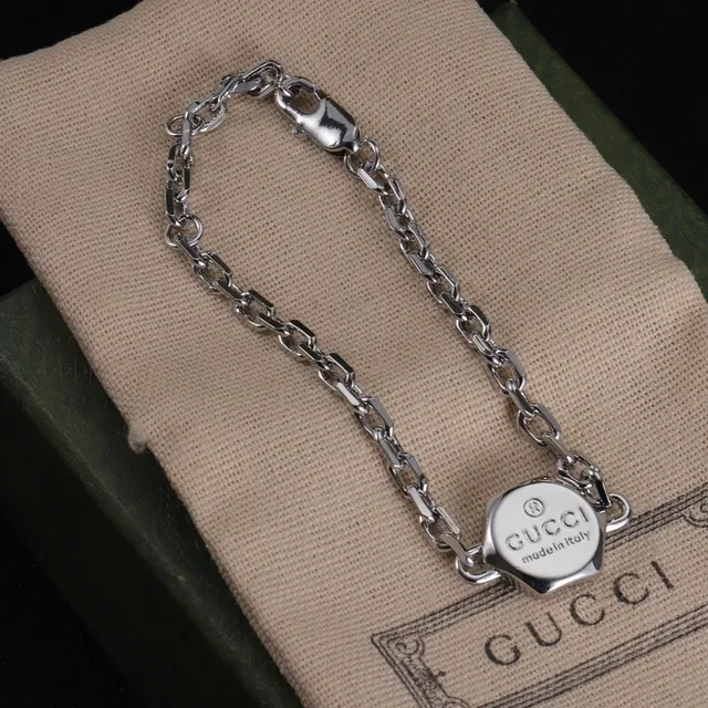 Gucci Hexagon Silver Hexagonal Medallion Chain-Link Necklace 7