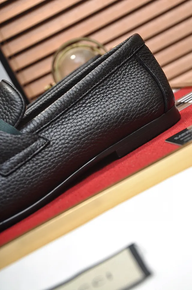 Gucci Horsebit 1955 Mocassins en cuir noir grainé avec rayures web 2