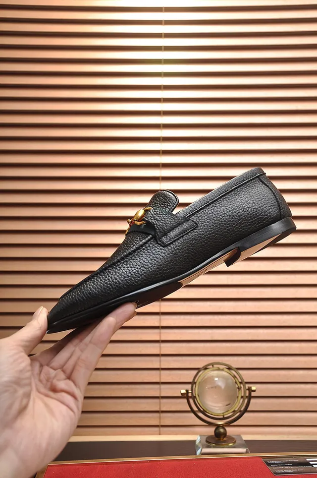 Gucci Horsebit 1955 Mocassins en cuir noir grainé avec rayures web 7