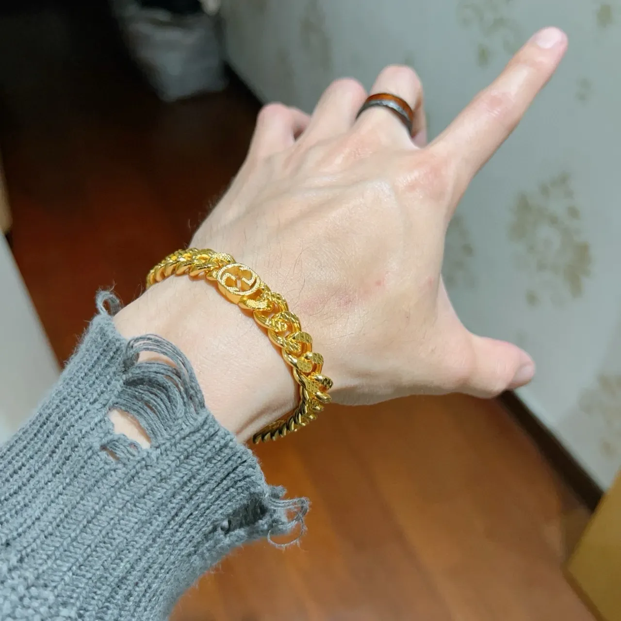 Gucci Iconic Chain Gold-Tone Curb Link Bracelet 4