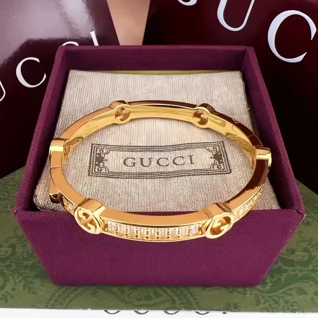 Bracelet Gucci Interlocking G Diamants Baguette Or Transparents Motifs Hinged 4