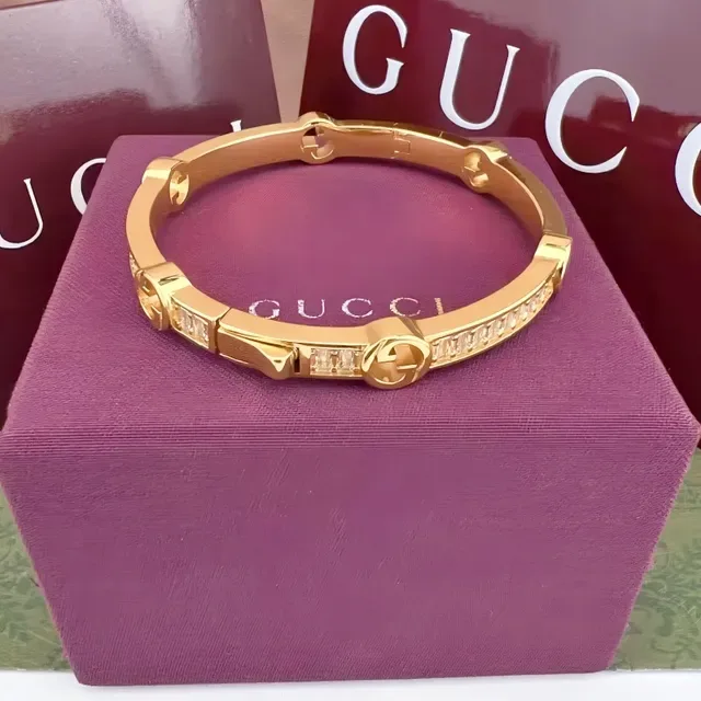 Bracelet Gucci Interlocking G Diamants Baguette Or Transparents Motifs Hinged 7