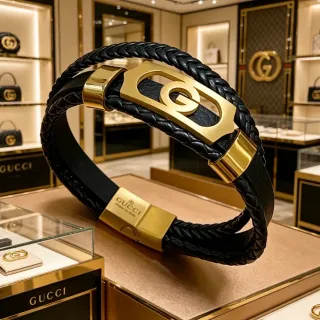 سوار Gucci Interlocking G جلد مُنسوج ذهبي اللون