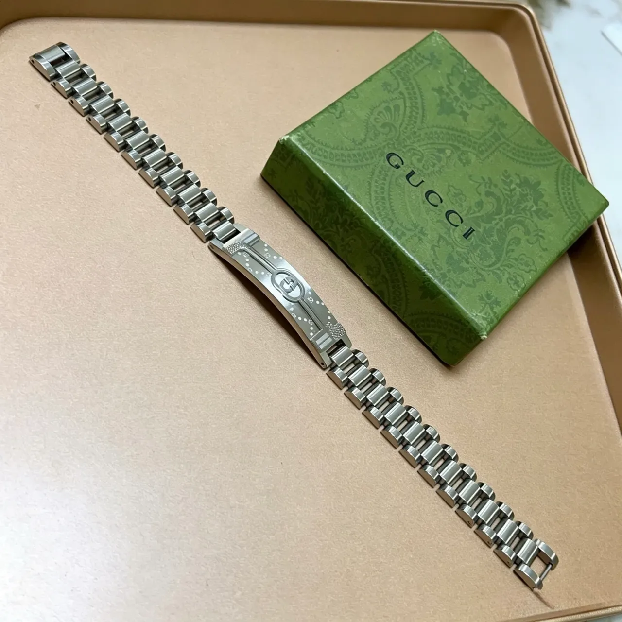 Gucci Interlocking G Logo Bracelet Silver Metallic Link Chain Central Plaque Bracelet 2