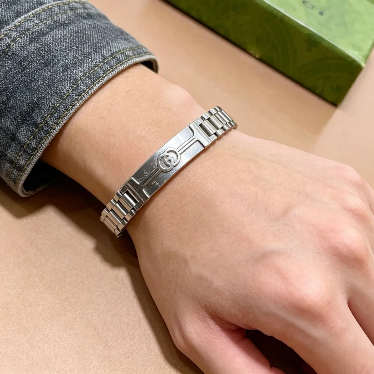 Gucci Interlocking G Logo Bracelet Silver Metallic Link Chain Central Plaque Bracelet 3