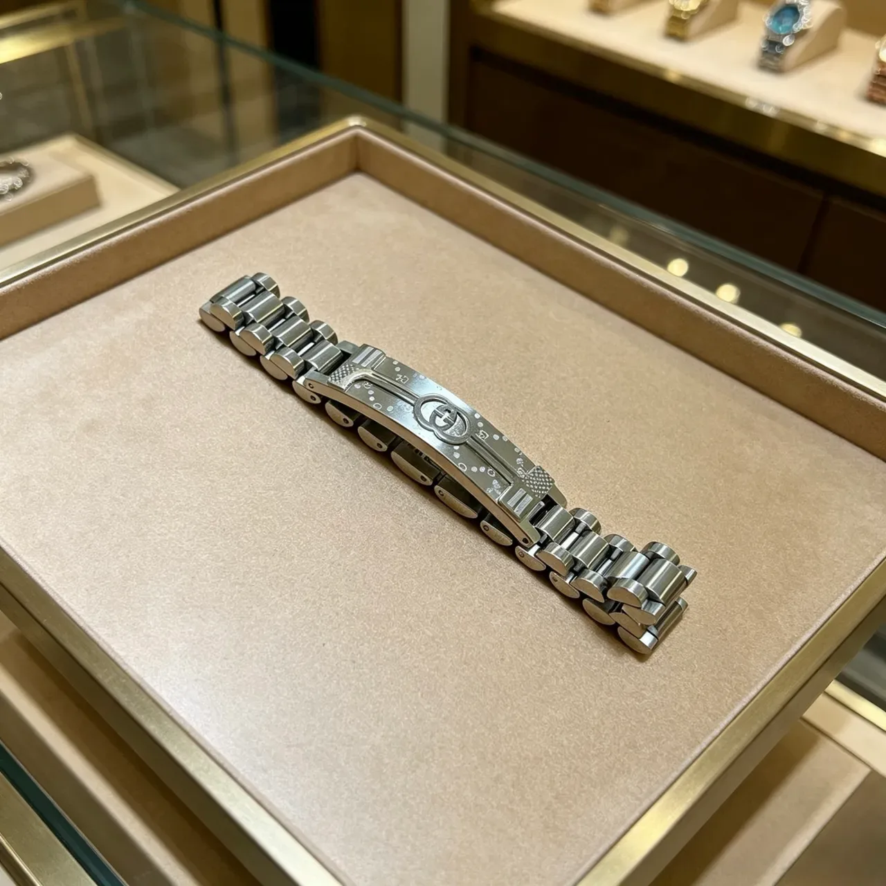 Gucci Interlocking G Logo Bracelet Silver Metallic Link Chain Central Plaque Bracelet 6