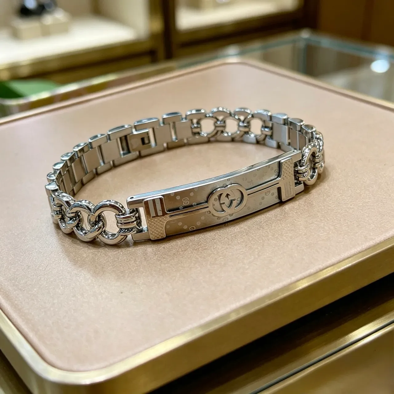 Gucci Interlocking G Logo Bracelet Silver Metallic Link Chain Central Plaque Bracelet 8
