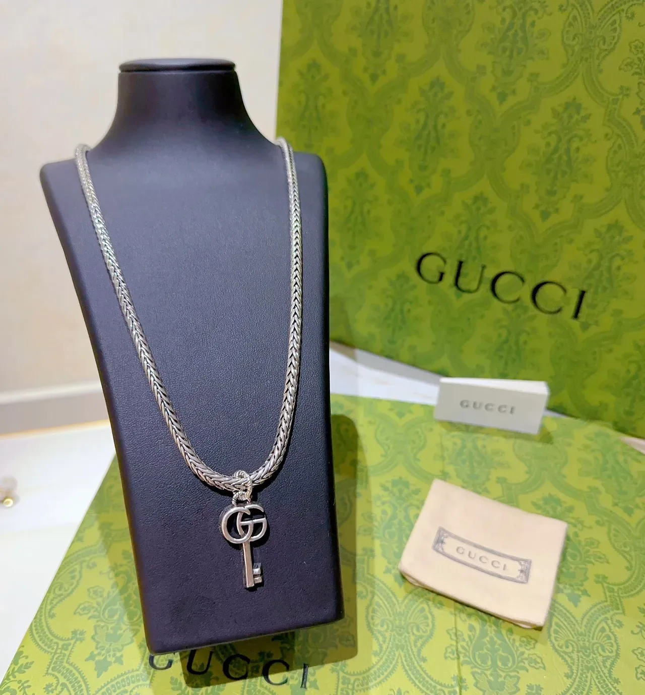 Collier Gucci pendentif clé chaîne tressée 8