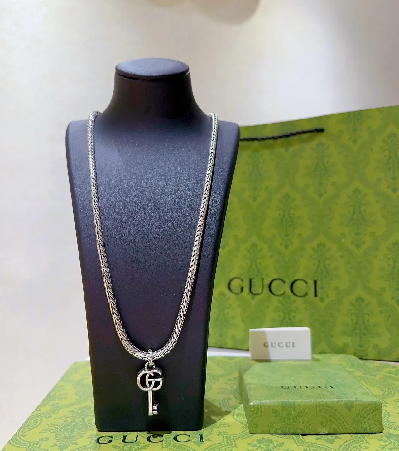 Collier Gucci pendentif clé chaîne tressée 9