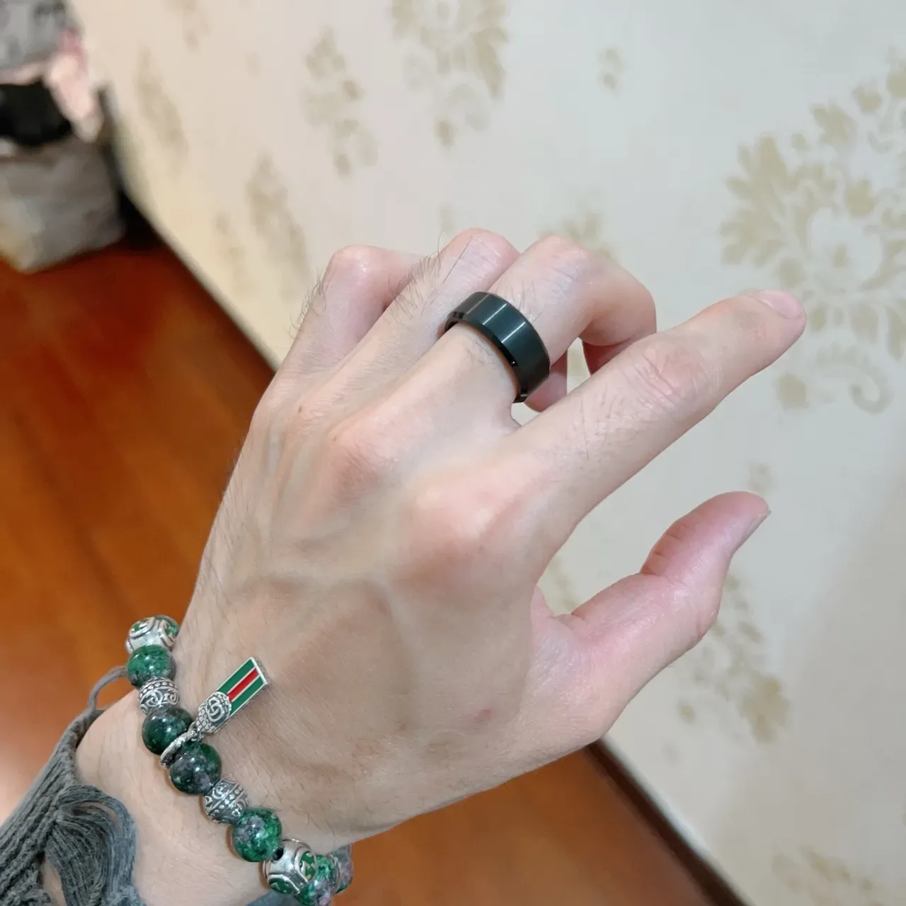Gucci Matte Black Beveled Band Ring 2