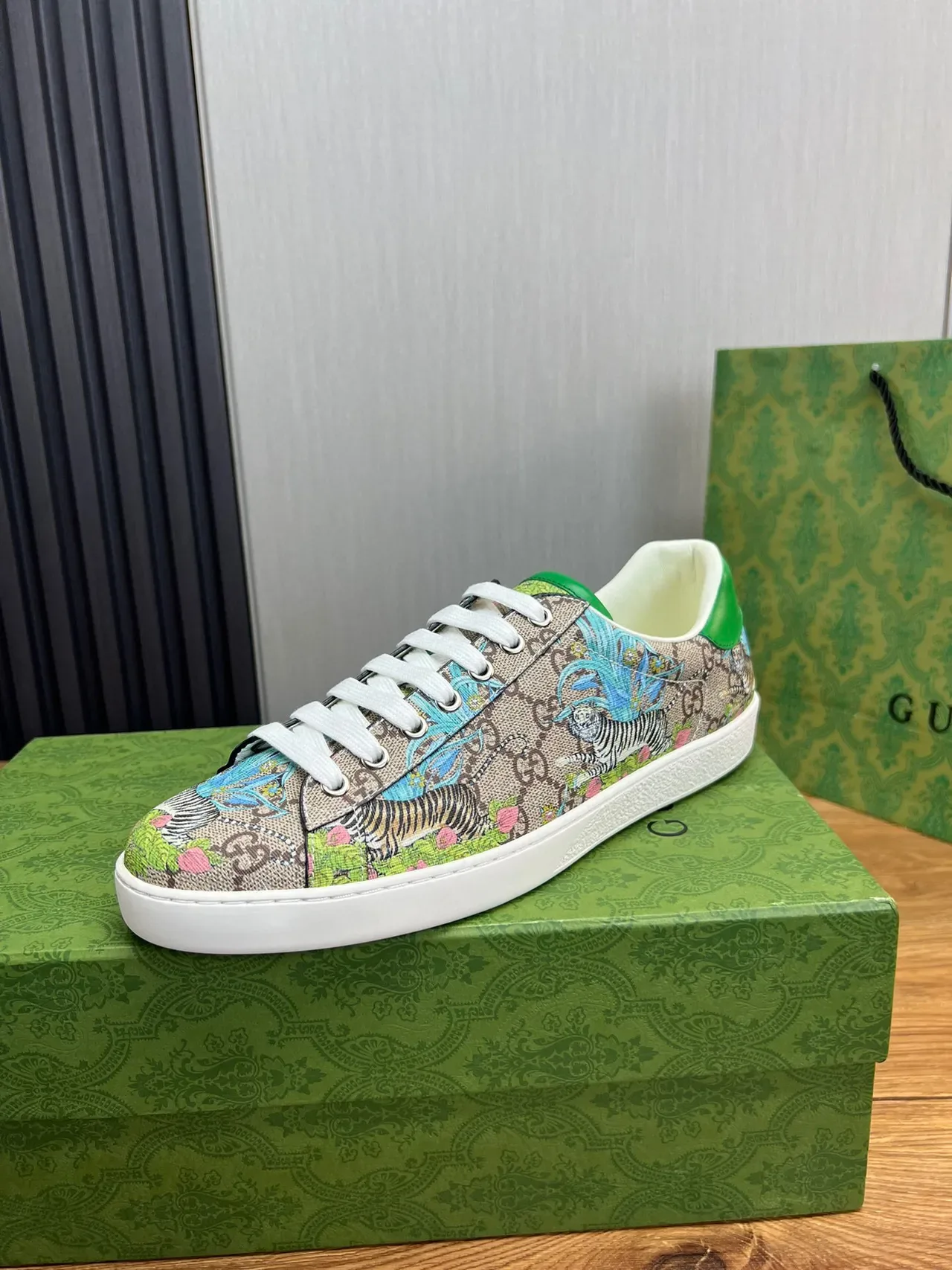 Gucci Zapatillas Lifestyle Verde Multicolor GG-Print Canvas Motivo Tigre y Floral 1