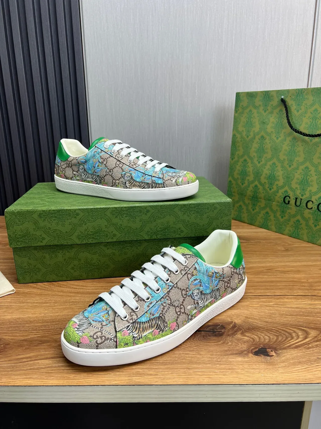 Gucci Zapatillas Lifestyle Verde Multicolor GG-Print Canvas Motivo Tigre y Floral 5