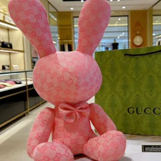 حقيبة يد Gucci وردية Plush Monogrammed