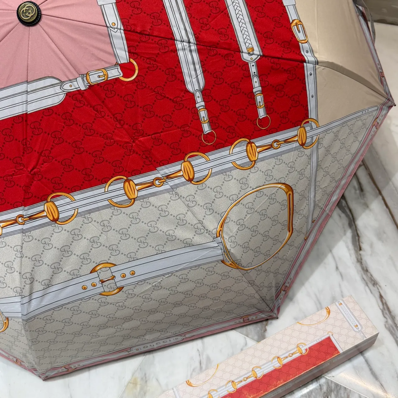 Gucci Sac à main rose rouge imprimé motif harnais équestre GG Monogramme fond 4