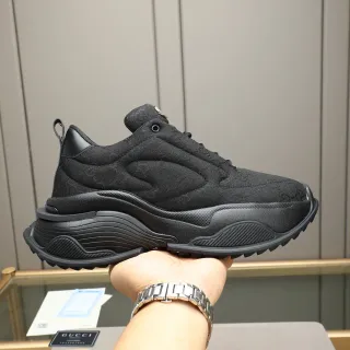 Gucci Rhyton حذاء رياضي أسود مقلم GG Jacquard كثيف