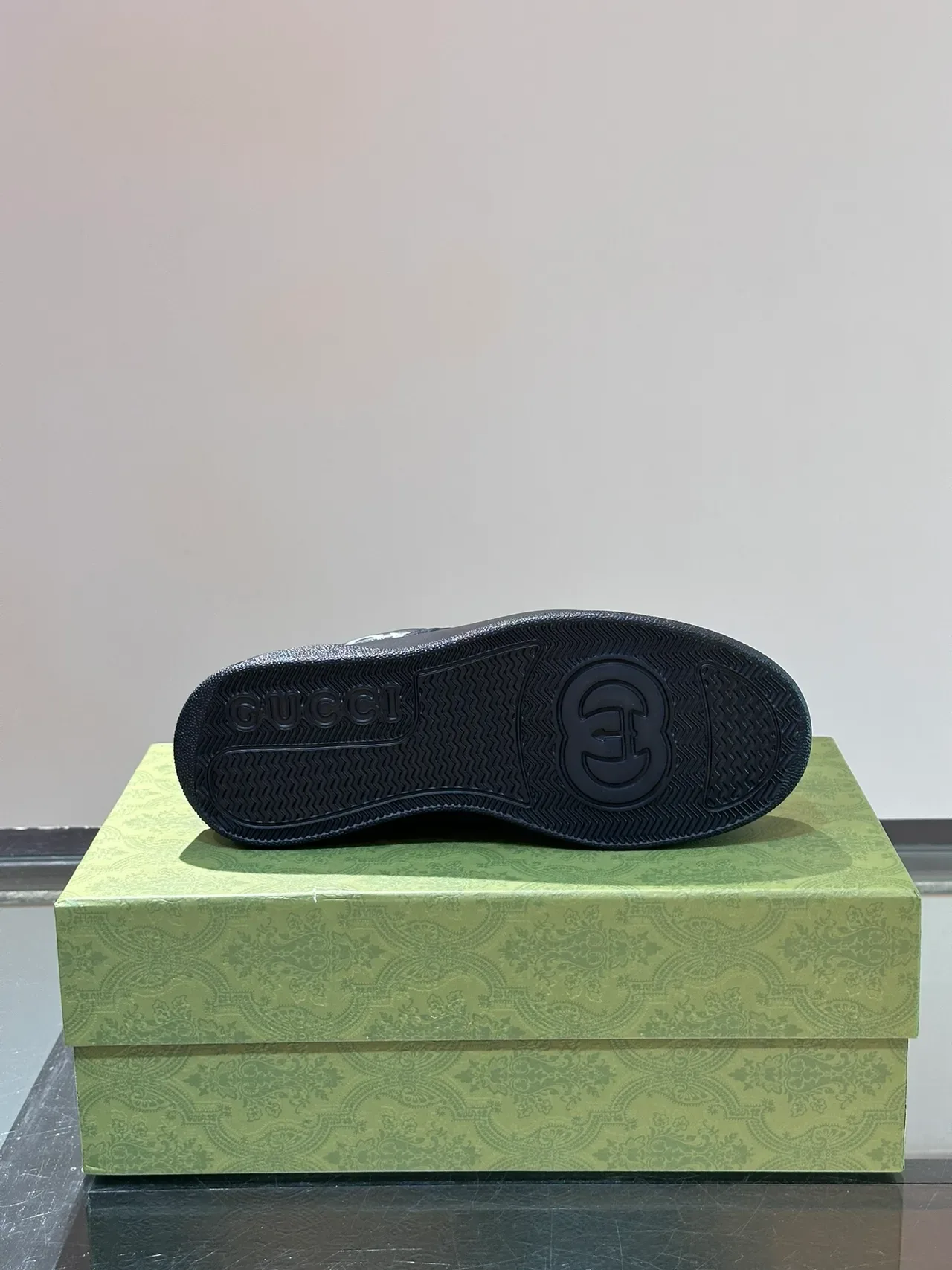 Gucci Screener Tênis Lifestyle de Couro Preto Logo-Band 2
