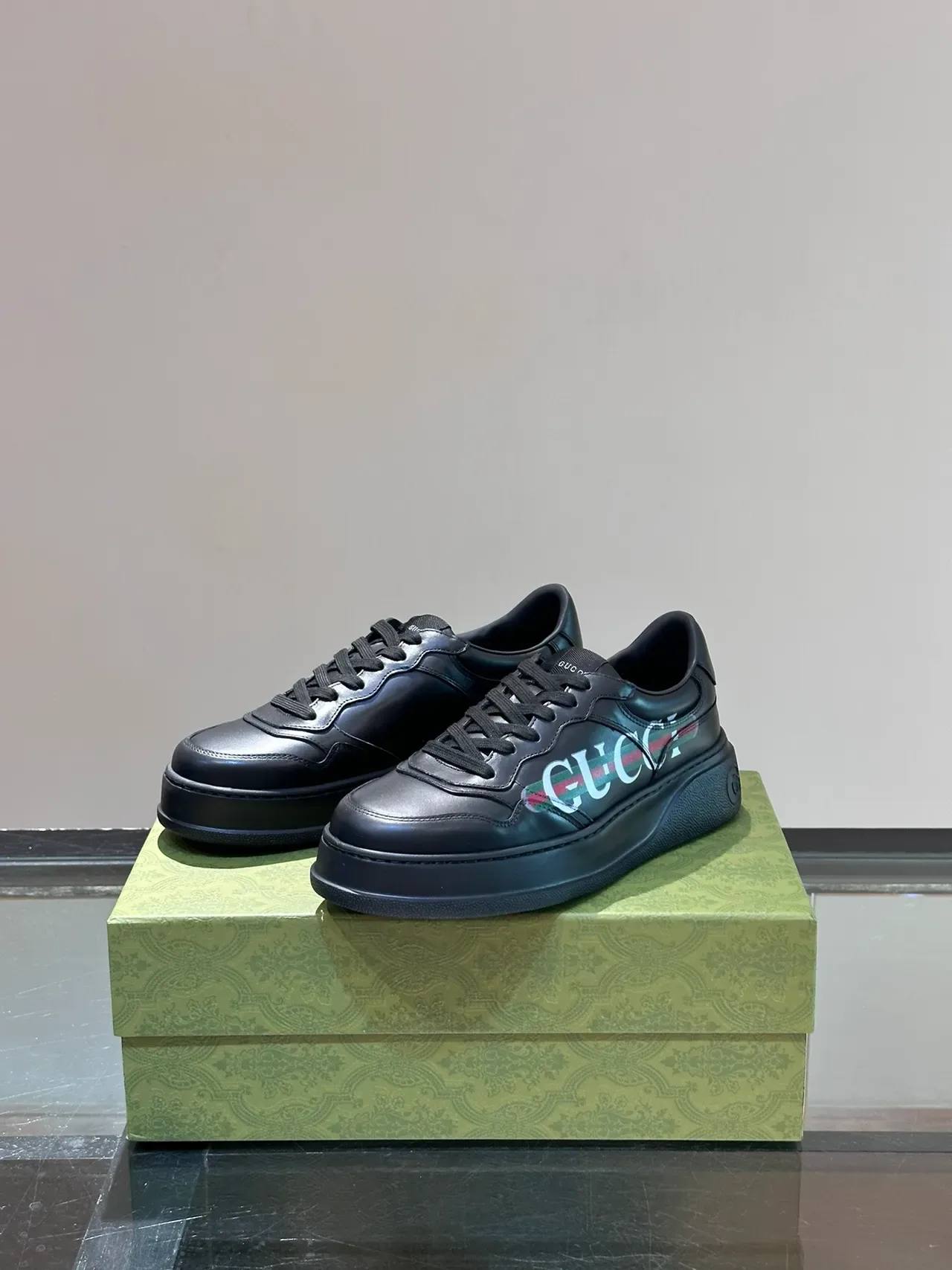 Gucci Screener Tênis Lifestyle de Couro Preto Logo-Band 5