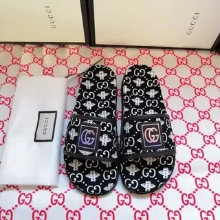 Gucci Screener GG मधुमक्खी प्रिंट इरिडेसेंट लोगो चप्पल