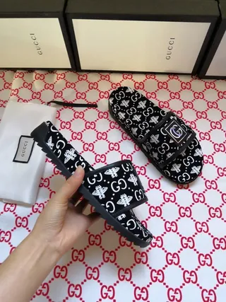 Gucci Screener GG Bee Print Iridescent Logo Slippers 9