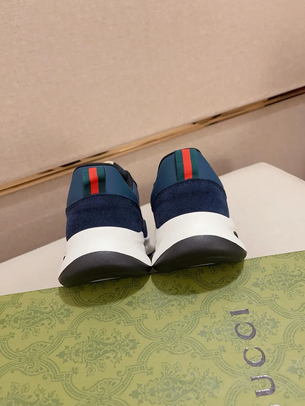 Gucci Screener حذاء رياضي كانكي أزرق بحري دايم شبكة وسط كعب أبيض 8