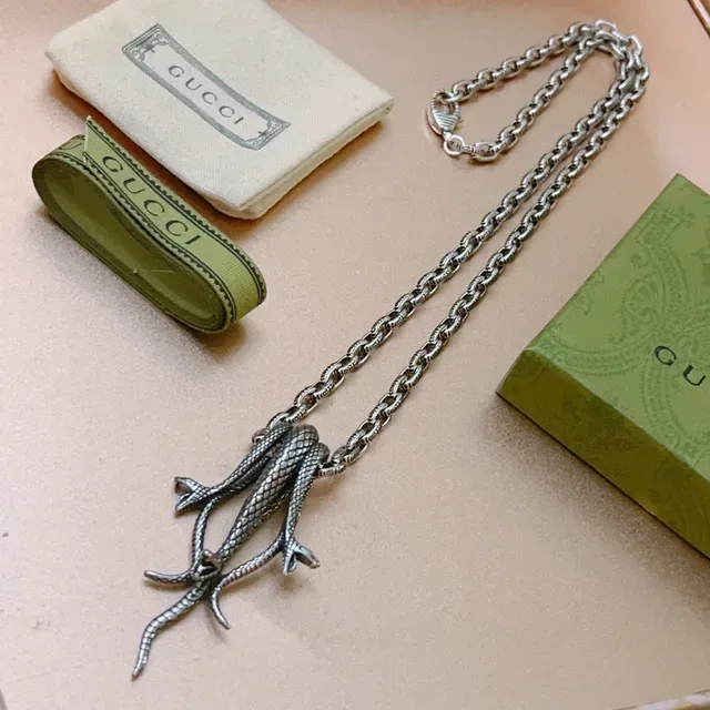 Gucci قلادة زاحفة منحوتة 5