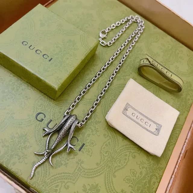 Gucci قلادة زاحفة منحوتة 8