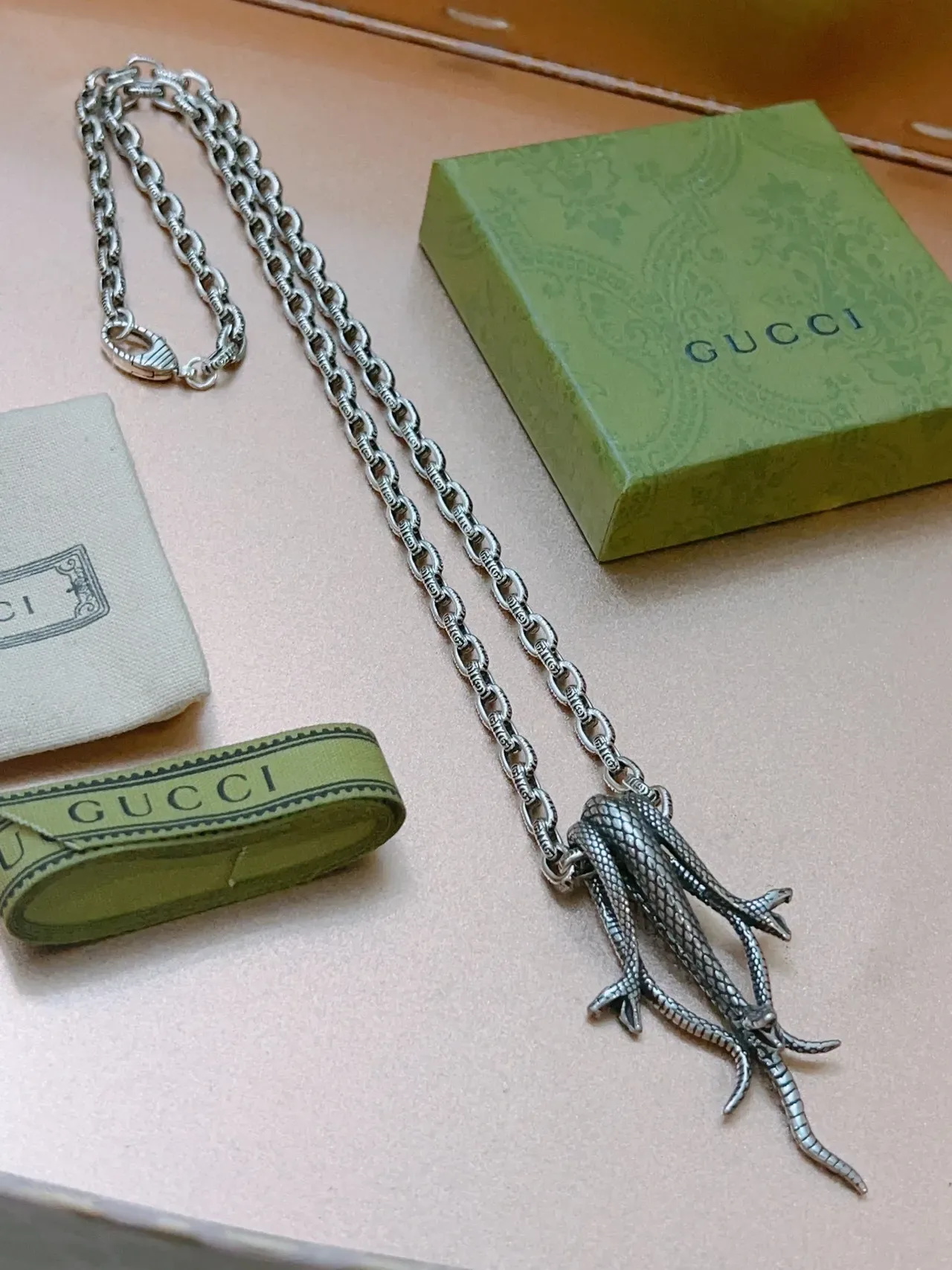 Gucci قلادة زاحفة منحوتة 9