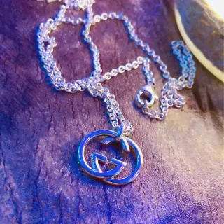 Gucci سلسلة فضية Interlocking Double G قلادة