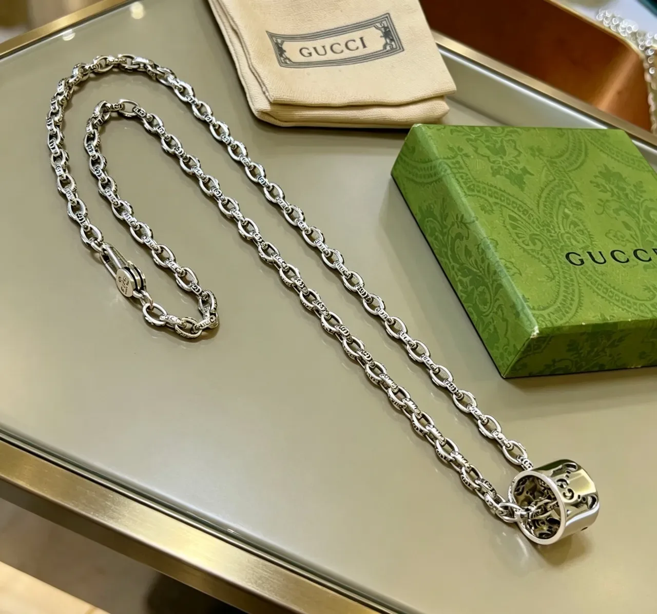 Gucci सिल्वर उत्कीर्ण लिंक चेन नेकलेस 3