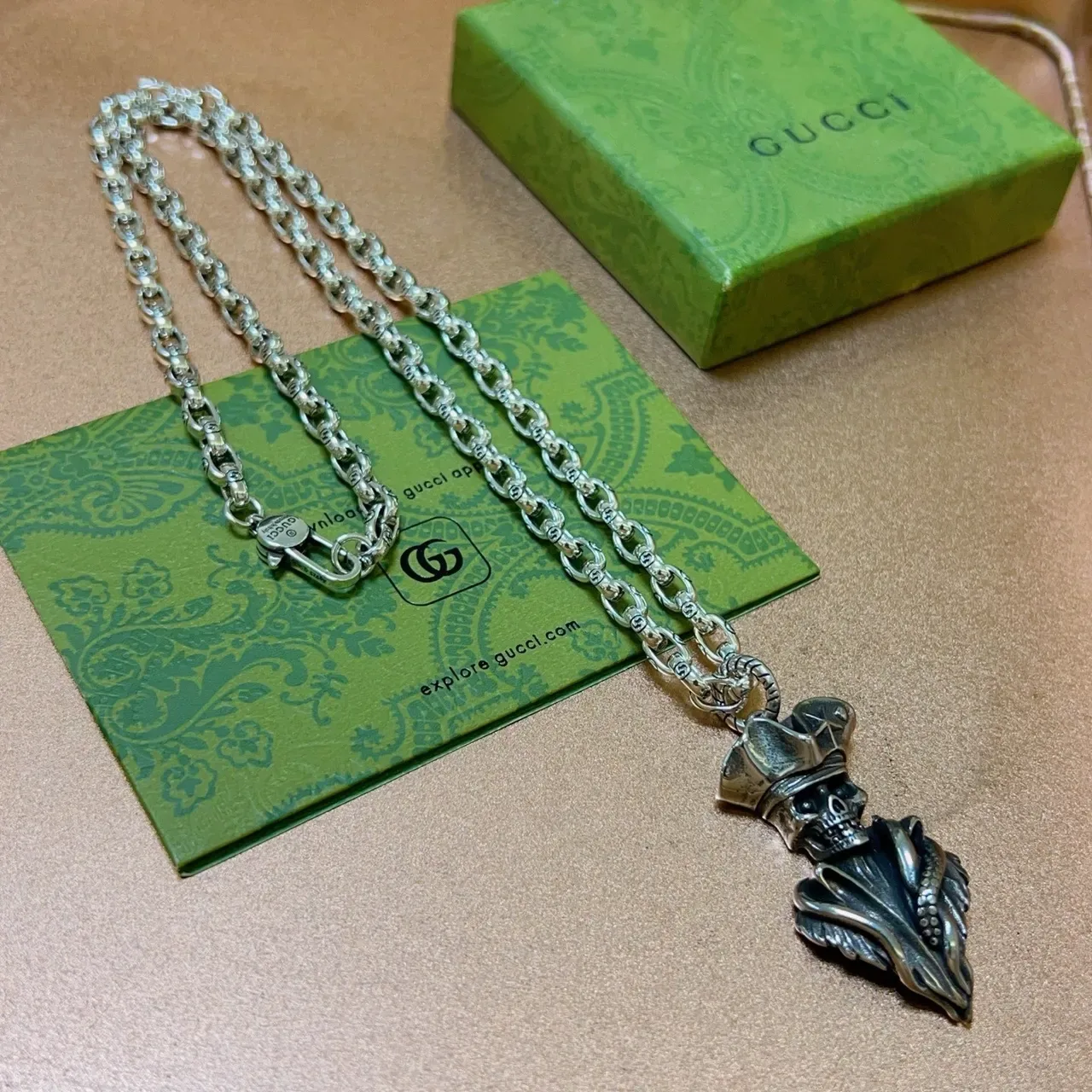 Gucci Silver Green Chain Skull Pendant Necklace 7